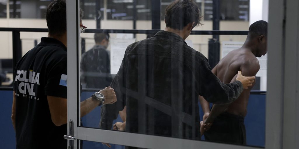 Polícia combate Comando Vermelho na Vila Kennedy, no Rio