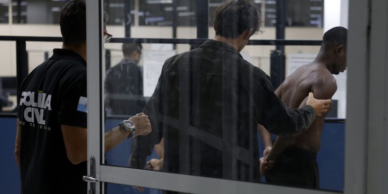 Polícia combate Comando Vermelho na Vila Kennedy, no Rio