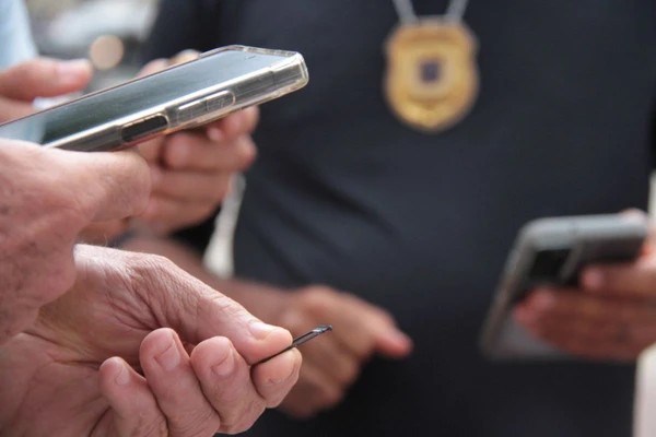 Polícia do Rio deflagra operação contra roubo de celulares