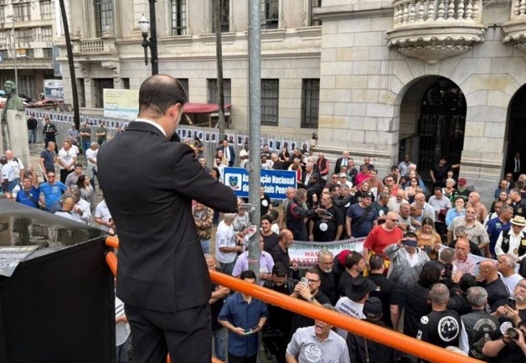 Policiais civis e militares fazem ato no centro de São