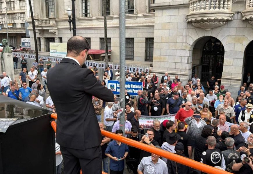 Policiais civis e militares fazem ato no centro de São
