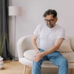 Por que o seu joelho estala? Entenda o comportamento do