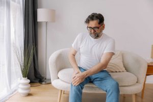 Por que o seu joelho estala? Entenda o comportamento do