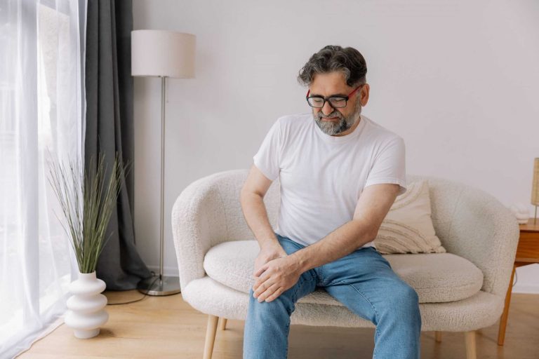 Por que o seu joelho estala? Entenda o comportamento do