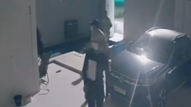 Porta de chumbo impede assalto à casa de empresário