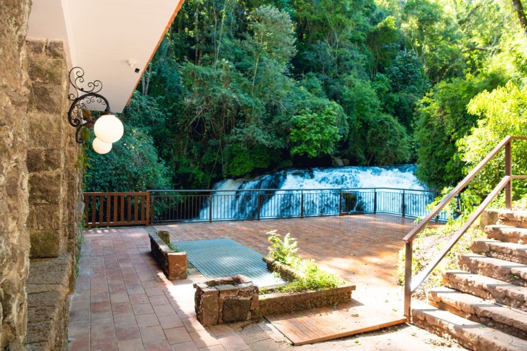 Primeira usina hidrelétrica de Foz do Iguaçu é reaberta à