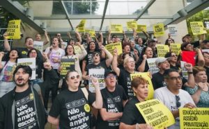 Professores do PR repudiam plano do governo de expandir privatização