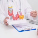 Qual a diferença entre hiper e hipotireoidismo? Conheça causas e