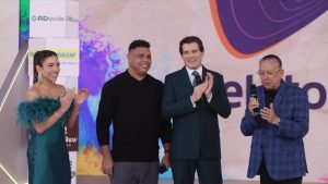 Ronaldo Fenômeno surpreende e é “contratado ao vivo” pelo SBT