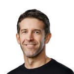 Saiba quem é John Ternus, possível substituto de Tim Cook