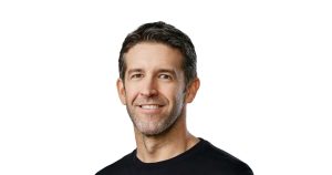 Saiba quem é John Ternus, possível substituto de Tim Cook