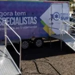 Saúde instala consultórios móveis em cidade devastada por tornado