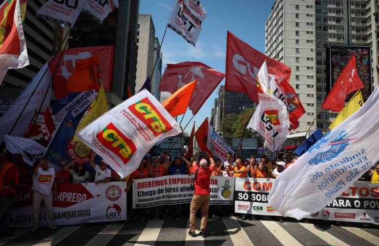 Sindicalização cresce pela primeira vez em 12 anos, mas segue