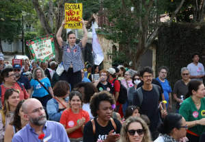 Sinpeem exige punição a policiais que entraram armados em escola