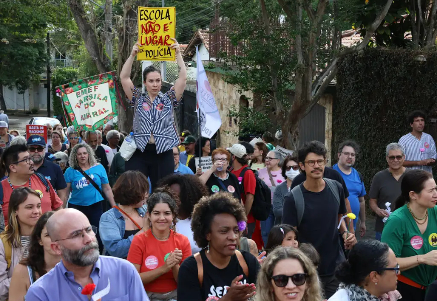 Sinpeem exige punição a policiais que entraram armados em escola