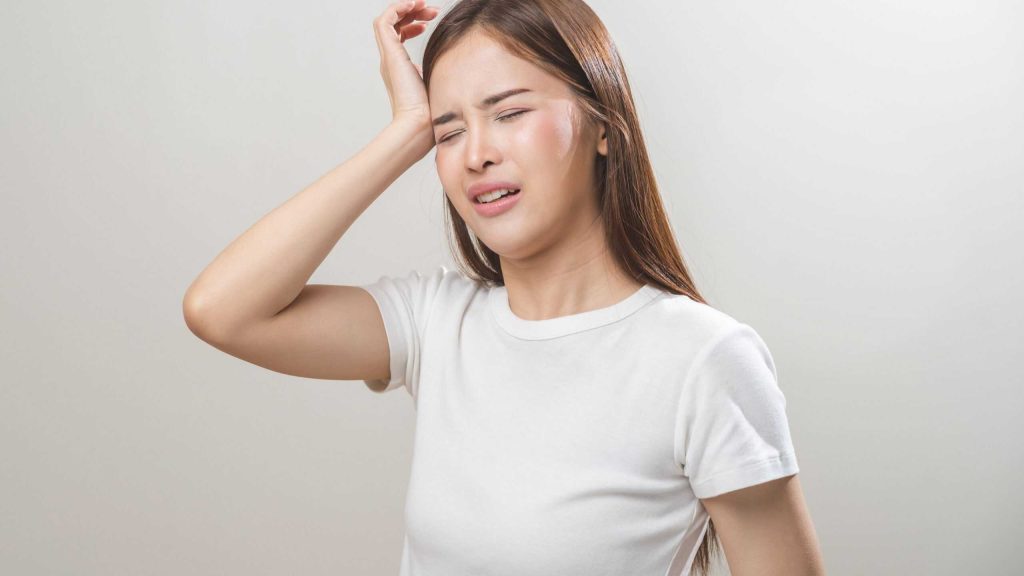 Sofre com enxaqueca? Veja 8 fatores que podem estar por