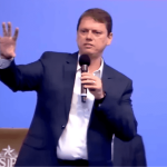 Tarcísio desqualifica diplomas para justificar desmonte da Educação, denunciam sindicatos