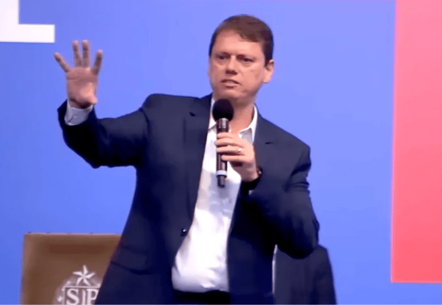 Tarcísio desqualifica diplomas para justificar desmonte da Educação, denunciam sindicatos