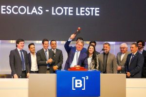 Tarcísio serve a ricaços, milicos e cupinchas