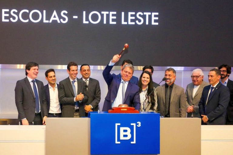 Tarcísio serve a ricaços, milicos e cupinchas