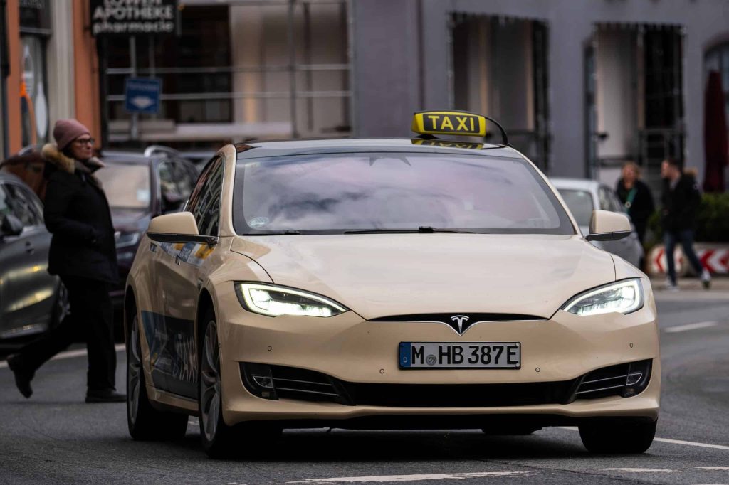 Tesla acumula novos acidentes com robô-táxi e coloca dúvidas sobre