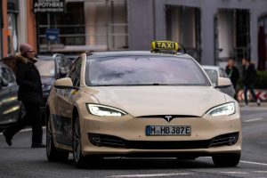 Tesla acumula novos acidentes com robô-táxi e coloca dúvidas sobre