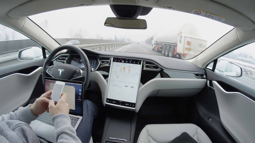 Tesla deve finalmente trazer o Apple CarPlay para seus carros