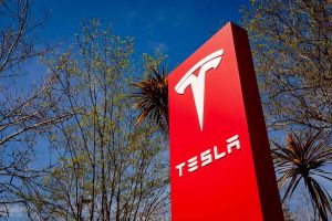 Tesla encara queda global nas vendas enquanto Musk mira robótica