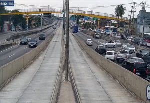 Tiroteio paralisa a Avenida Brasil e causa pânico no Rio