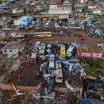 Tornado destrói 90% de cidade, deixa 750 feridos e mil