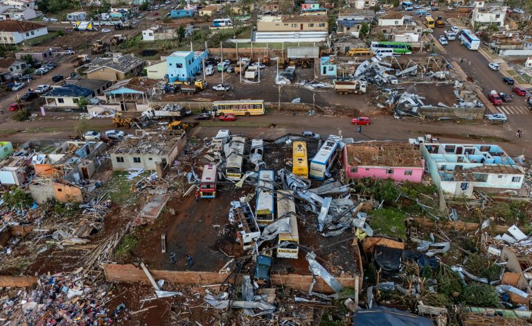 Tornado destrói 90% de cidade, deixa 750 feridos e mil