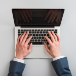 Trabalho em casa recua, mas segue acima do nível pré-pandemia,