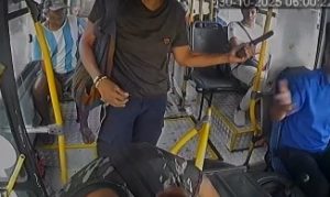 Vídeo: guarda municipal saca arma em ônibus após ser cobrada