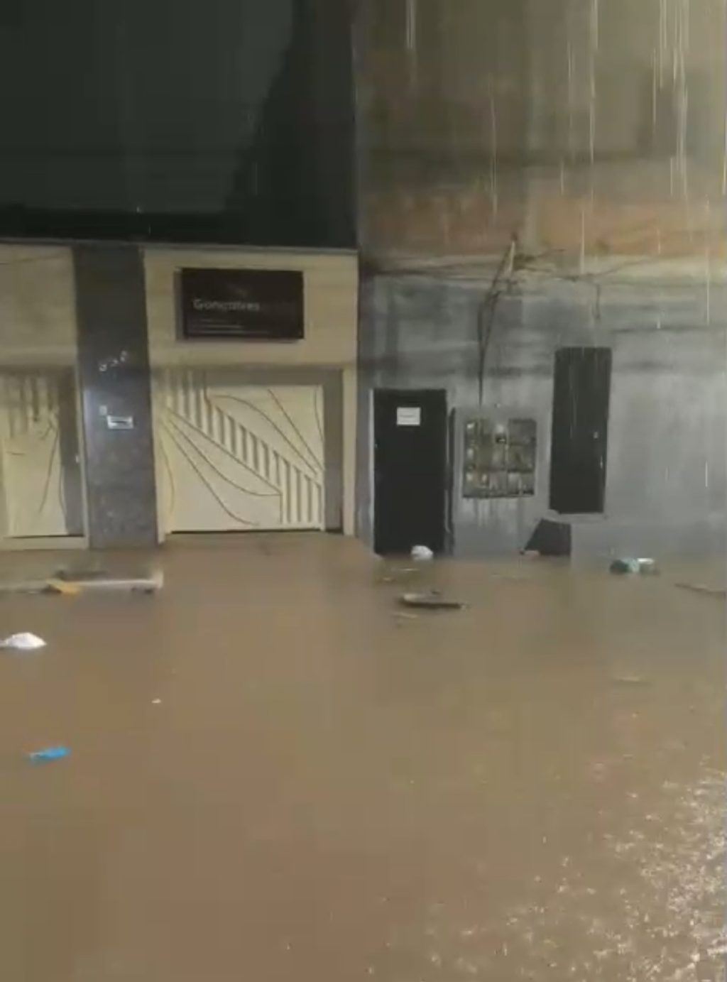 Vídeos: chuva forte causa série de transtornos em Imperatriz