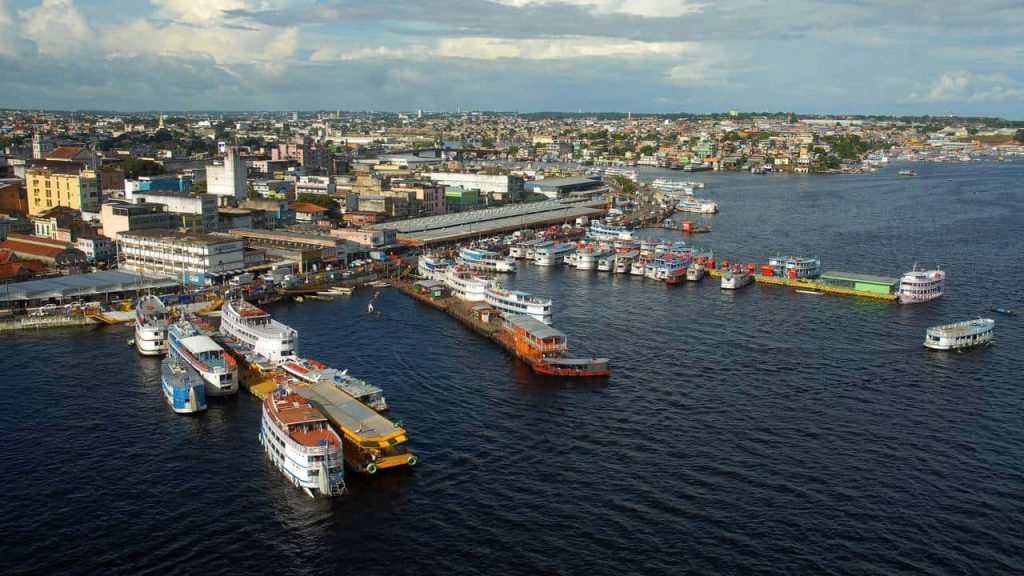A cidade que ferve enquanto a floresta ao lado segue