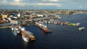 A cidade que ferve enquanto a floresta ao lado segue