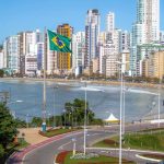 A cidade que virou símbolo de luxo, tecnologia e arranha-céus