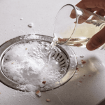 A mistura de bicarbonato de sódio e vinagre na limpeza