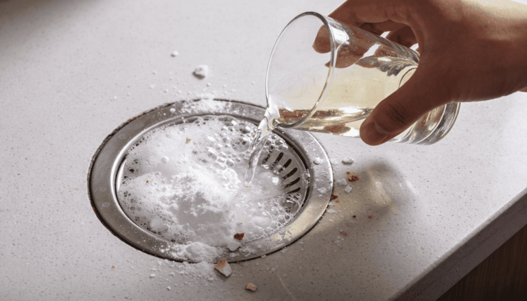 A mistura de bicarbonato de sódio e vinagre na limpeza