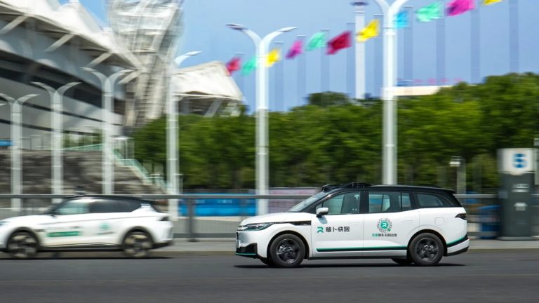 Acidente com robotáxi da Baidu deixa dois feridos na China