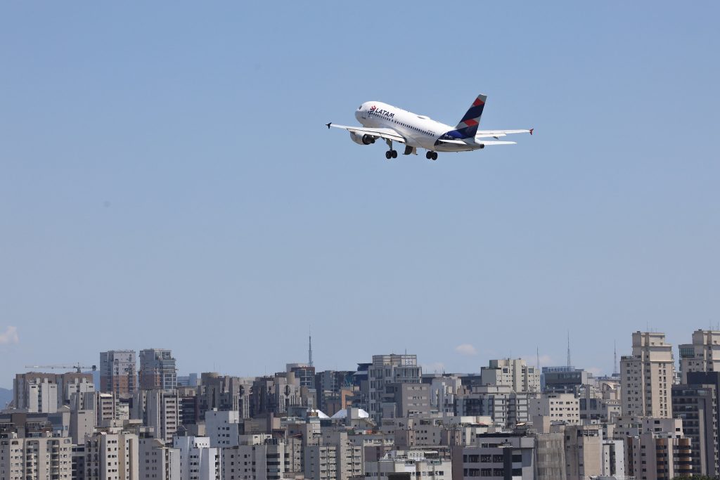Acordo entre aeronautas e empresas evita greve na aviação