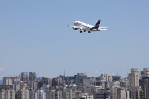 Acordo entre aeronautas e empresas evita greve na aviação