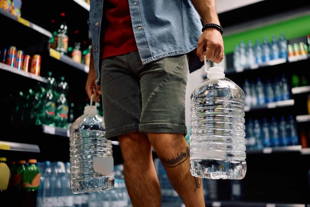 Água engarrafada é mesmo mais segura? Estudos apontam riscos ocultos