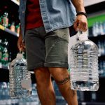Água engarrafada é mesmo mais segura? Estudos apontam riscos ocultos