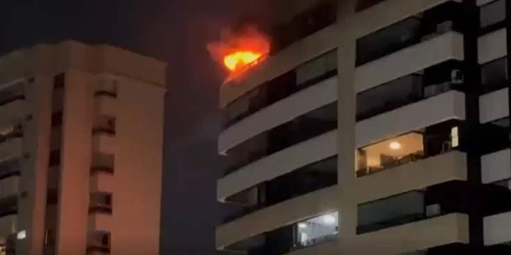 Apartamento é destruído por incêndio na Ponta do Farol, em