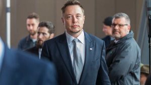 Após vídeo falso viralizar, Musk reafirma que a Tesla nunca
