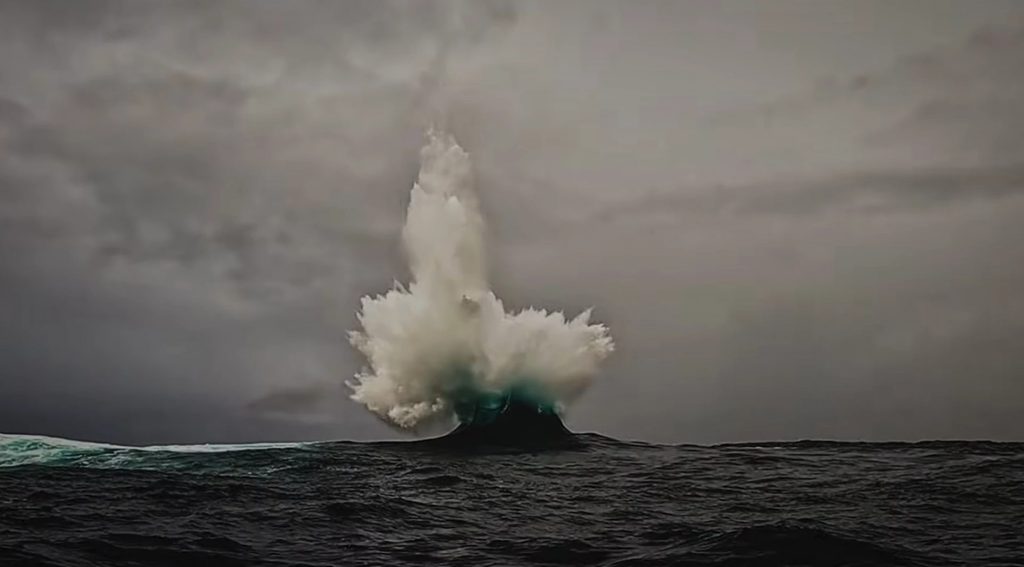 Assista: cinegrafistas registram onda “que não deveria existir”
