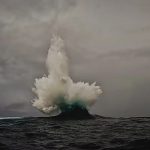 Assista: cinegrafistas registram onda “que não deveria existir”