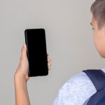 Austrália inicia banimento de crianças nas redes sociais e acende