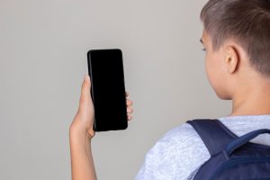 Austrália inicia banimento de crianças nas redes sociais e acende